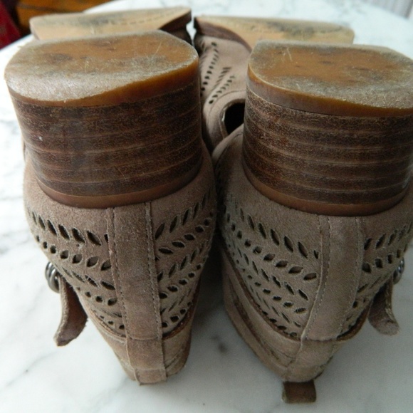 Vince Camuto Perforated Suede Ankle Boot Bootie 11 - Picture 6 of 7